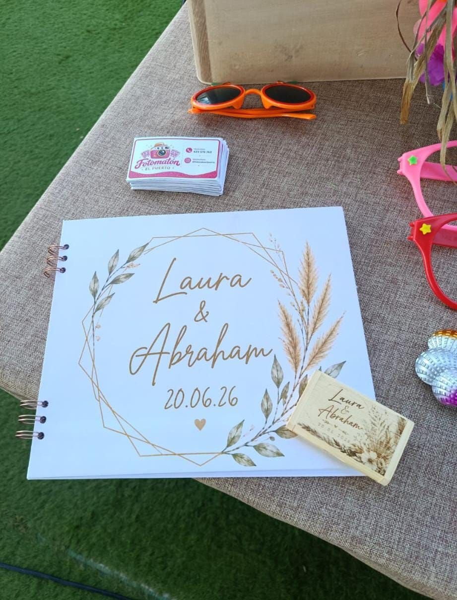 Álbum de firmas de la boda de Laura y Abraham, con marco dorado y pampas, junto a su USB de madera grabado a juego