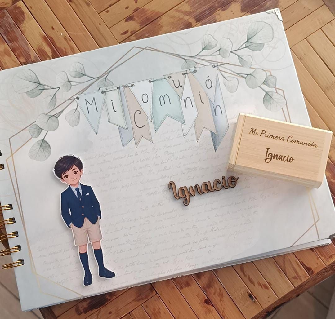 Álbum de firmas de primera comunión con banderines, ilustración del niño, su nombre en madera y caja de USB grabada