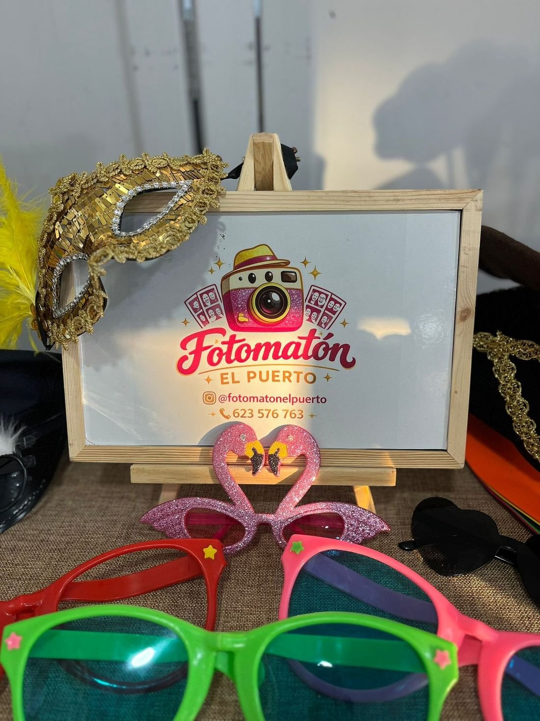 Cartel de Fotomatón El Puerto rodeado de gafas divertidas