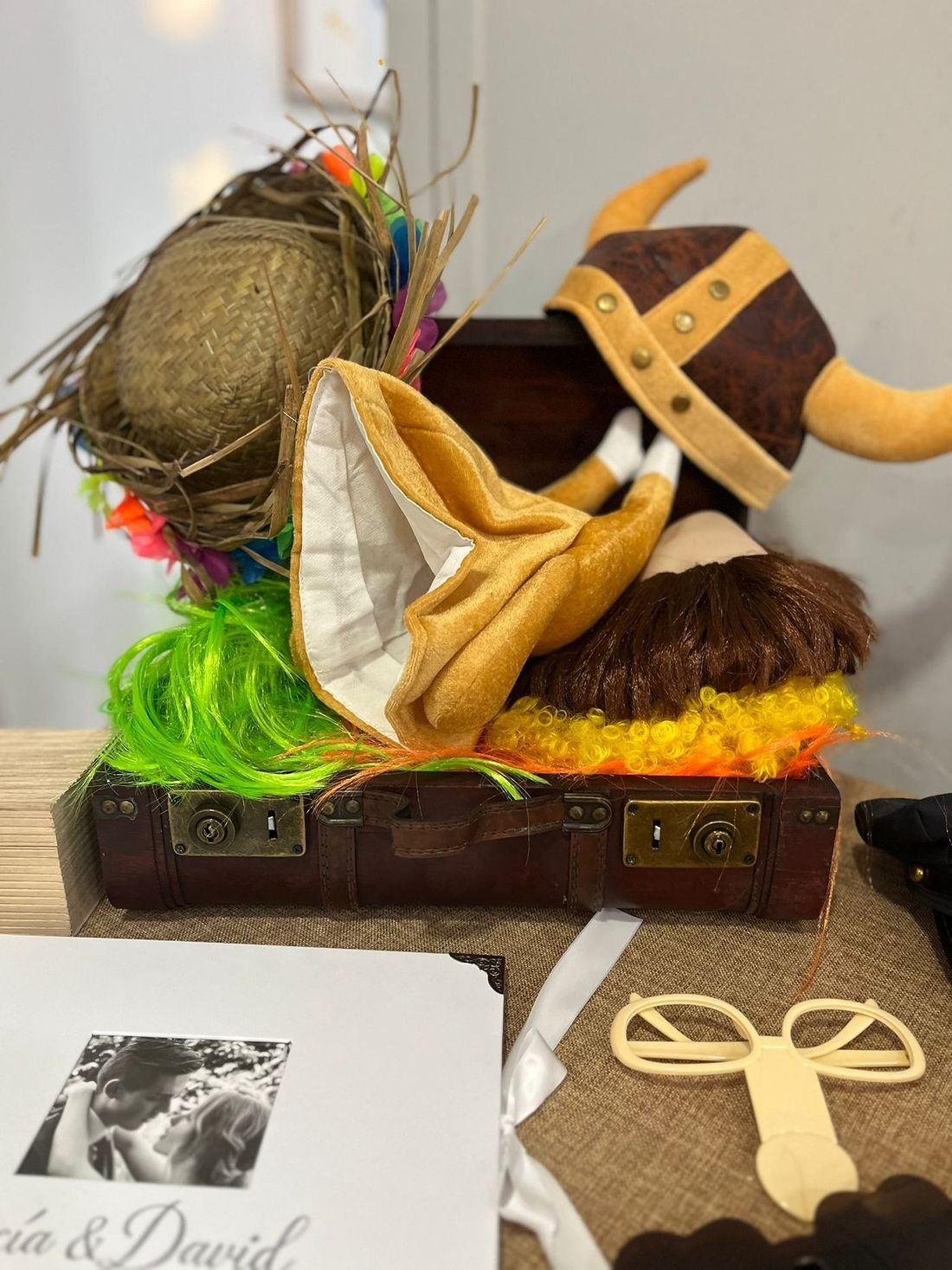 Maleta vintage con pelucas y sombreros de atrezzo