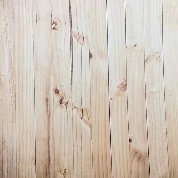 Photocall con estampado de tablones de madera clara