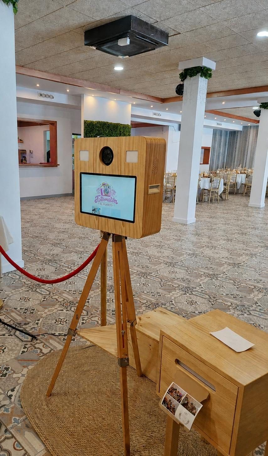 Fotomatón vintage de madera sobre trípode con pantalla táctil