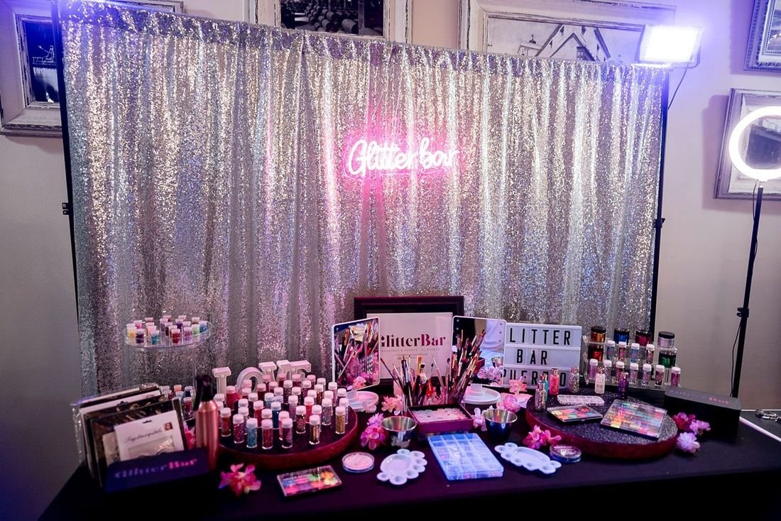 Mesa de glitter bar con purpurinas, gemas y neón
