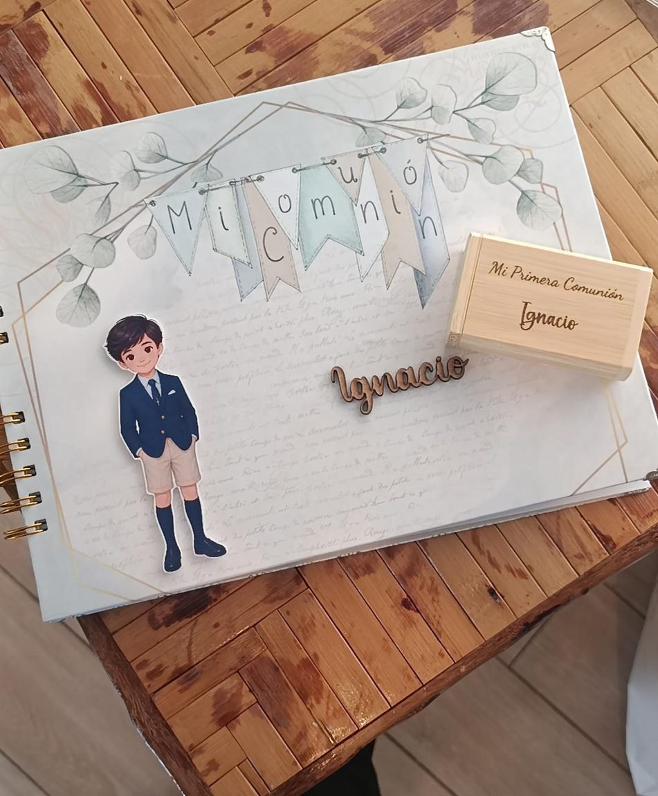 Libro de firmas personalizado de comunión junto a la caja de madera grabada del USB