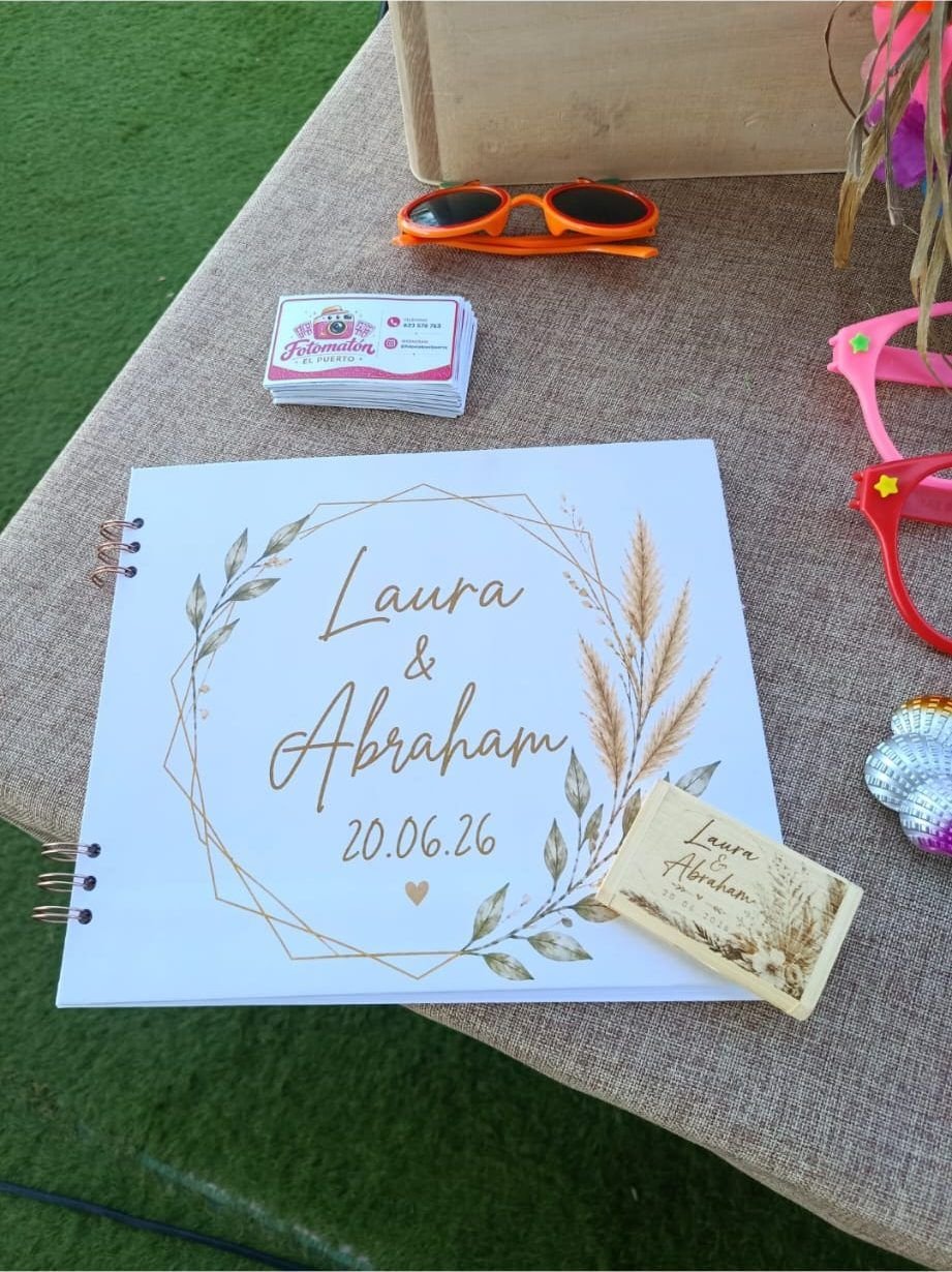 Libro de firmas personalizado con USB de madera grabado