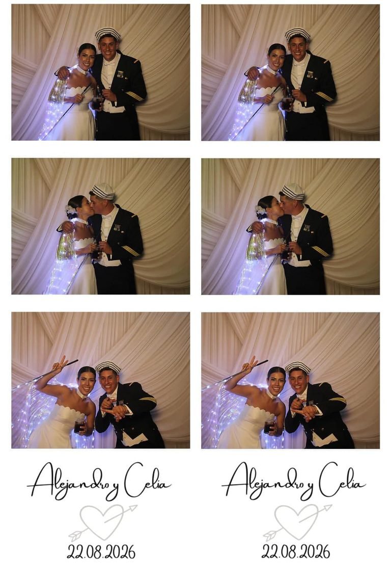 Tira vertical de fotomatón por duplicado de la boda de Alejandro y Celia, con tres fotos de los novios