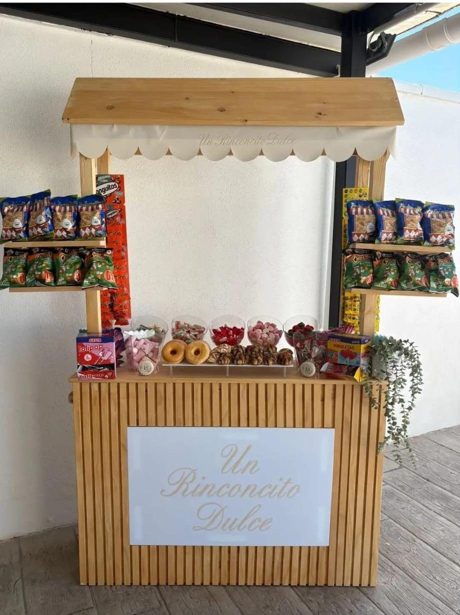Carrito de madera Un Rinconcito Dulce con chuches, donuts y snacks